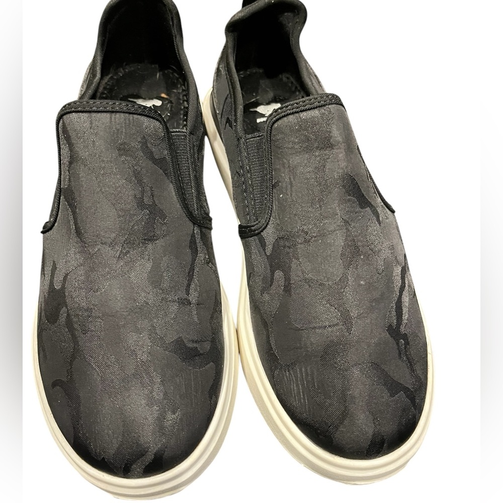 Women’s ROCKET DOG C345/0620 Slip-On Black Camo sneakers Size 7.5